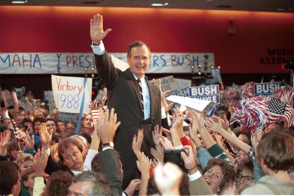 Archivo:George H.W. Bush campaign 1988.jpg