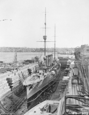 Archivo:IJN Hirado in drydock Sydney 1917 AWM H13971.jpeg