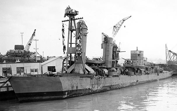 Файл:USS Shaw (DD-373) with temporary bow (cropped).jpg