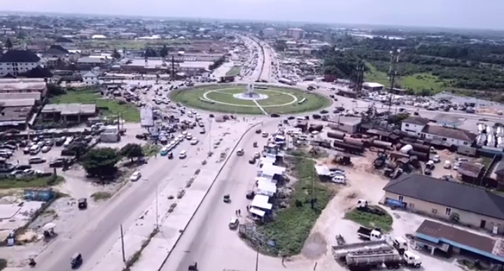 File:DSC Roundabout, Ebrumede, Uvwie.jpg