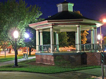 File:Gazebo in Paola Square.jpg