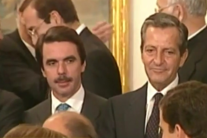 Archivo:José María Aznar y Adolfo Suárez 1995.jpg