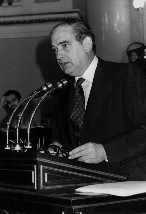 Antonio Fontan addressing the Spanish Senate