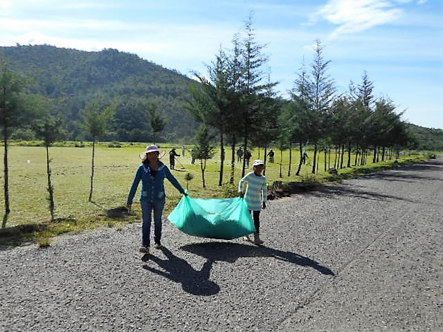 File:Mujeres y jóvenes participando en el tequio.jpg