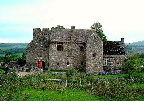 File:Penhow castle in 2002.JPG