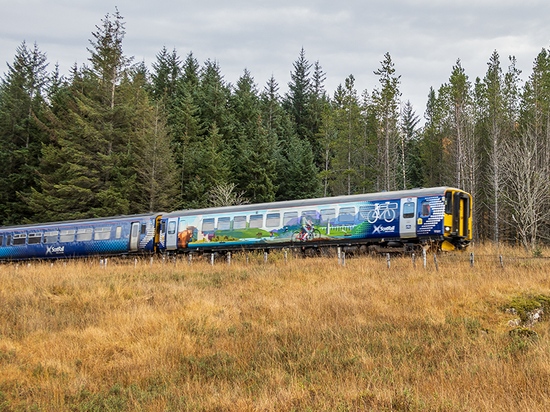 File:Train approaching Tyndrum Lower (geograph 7011217).jpg