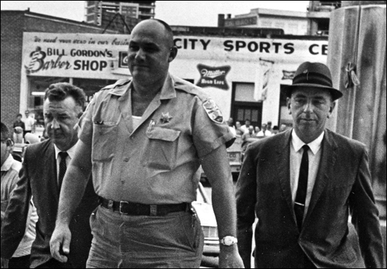 File:Lawrence Rainey flanked by FBI agents.jpg