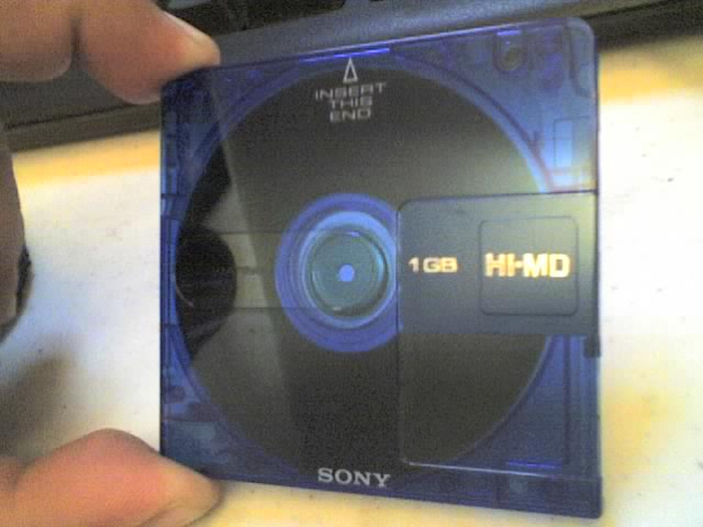 Archivo:Sony Hi-MD MiniDisc held between fingers.jpg