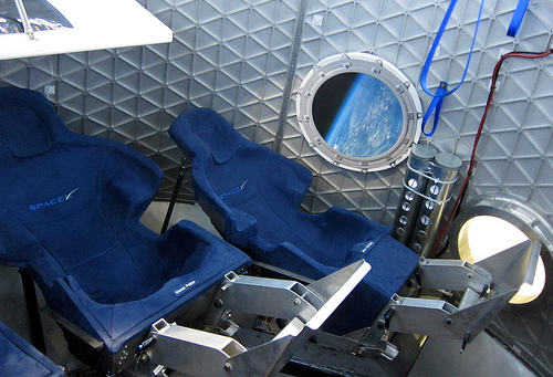 Файл:Interior of Dragon crew mock-up.jpg