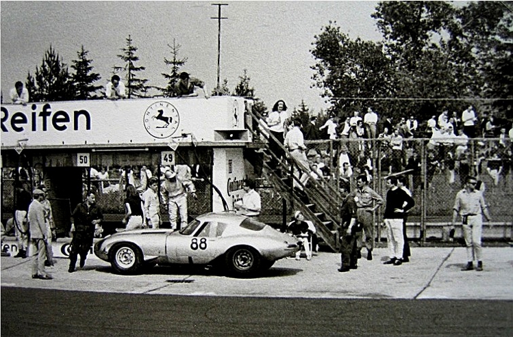 File:1964-05-31 1000-km-Rennen Nürburgring, Jaguar - ohne Helm Lindner, Peter.jpg