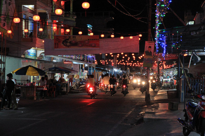 File:Jalan imambonjol pada malam hari(selatpanjang).jpg