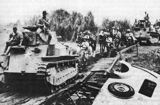 Archivo:Japanese light tanks moving toward Manila.jpg