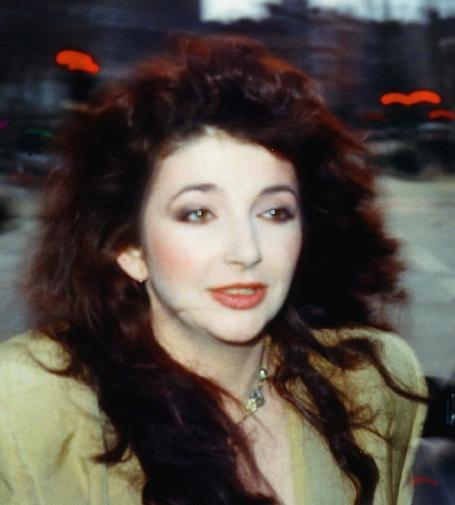 Archivo:Kate Bush at 1986 Comic Relief (cropped).png