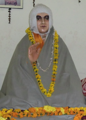 Archivo:Statue of Jiva Goswami in his tomb in Vrindavan.png