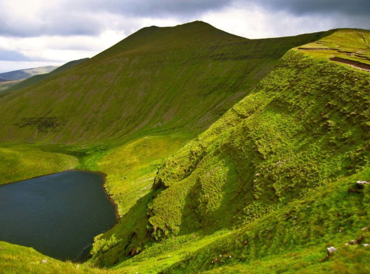 File:Lough Curra below Galtymore, Gaty Mountains.jpg