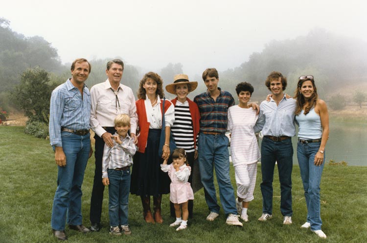 File:The Reagan Family at Rancho Del Cielo.jpg