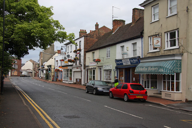 Archivo:High Street, Long Sutton - geograph.org.uk - 913805.jpg