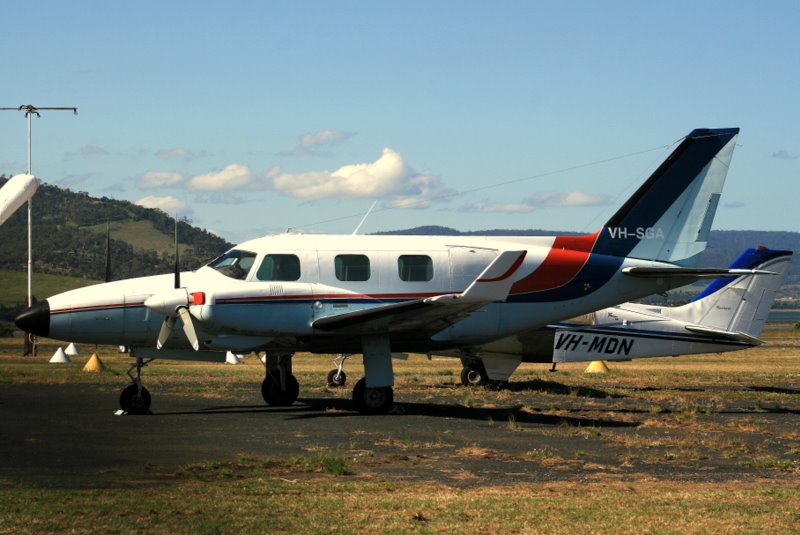 Archivo:Piper PA-31P Pressurised Navajo (VH-SGA) at Cambridge Aerodrome.jpg