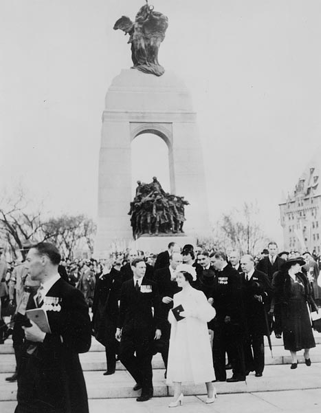 File:RoyalVisitNationalWarMemorial.jpg