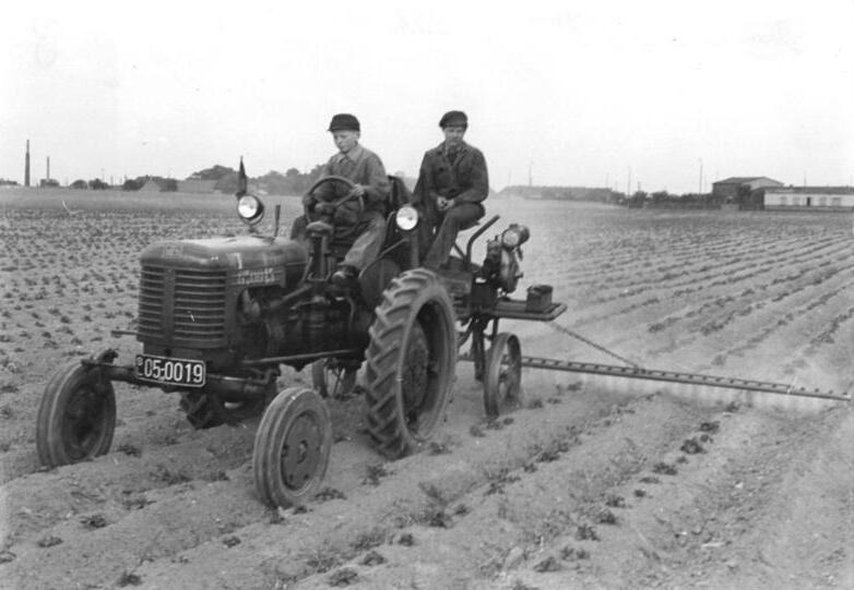 Файл:Bundesarchiv Bild 183-19867-0003, MTS Wolkenitz, Kartoffelkäferbekämpfung.jpg