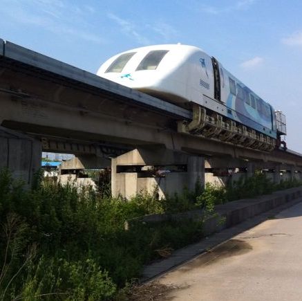 File:Maglev on Tongji Apr. 2014.jpg