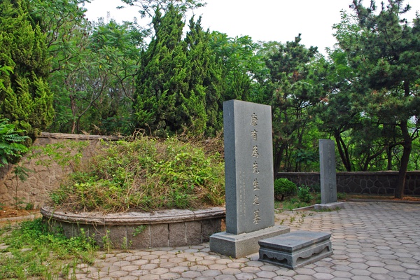 File:Kang Youwei Tomb.jpg