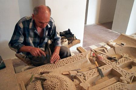 Файл:Khachkar carver, Ijevan.png