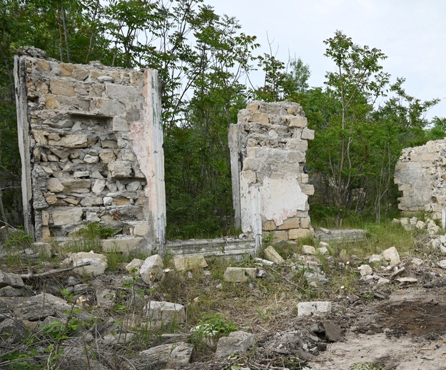 Файл:Ruins of Minjivan railway station (cropped).jpg