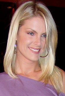 File:Ana Hickmann (cropped).jpg