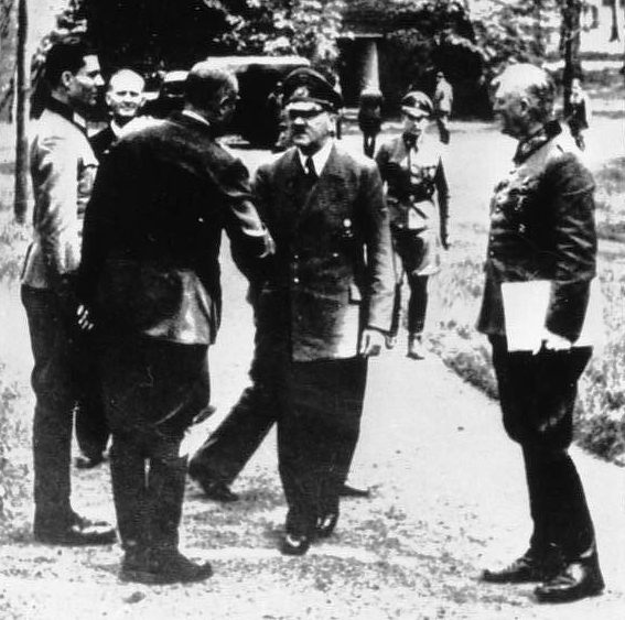 File:Bundesarchiv Bild 146-1984-079-02, Führerhauptquartier, Stauffenberg, Hitler, Keitel crop.jpg