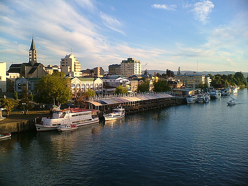 Archivo:View of Valdivia from Pedro de Valdivia bridge.jpg