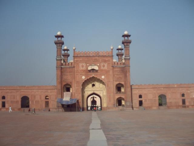 File:Gate of badshahi mosque from the inside-2.JPG