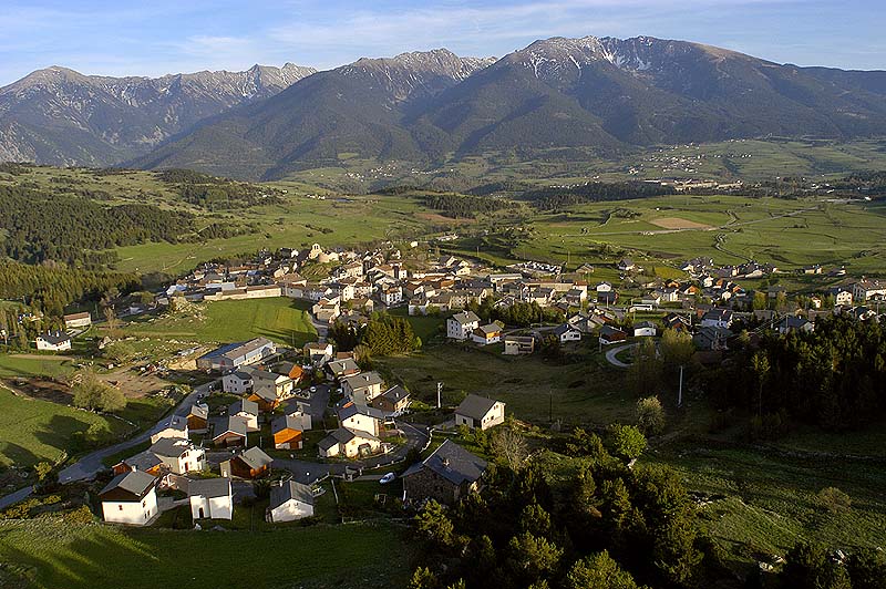 Archivo:La-llagonne-vue-aerienne.jpg