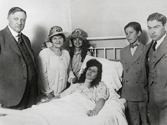 File:Aimee Semple McPherson in DouglasAZHospital.jpg