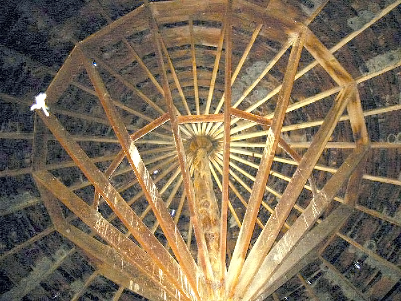 File:Pete French Round Barn interior EncMstr.jpeg