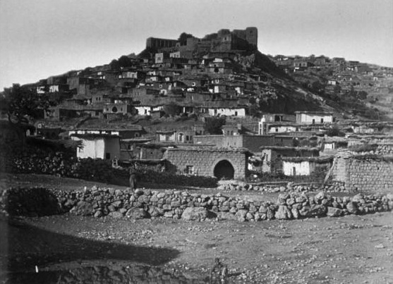 Archivo:Rashaya and citadel in 19th century-Bonfils.jpg