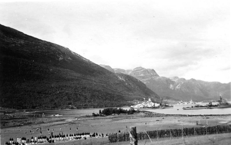 Файл:Bundesarchiv Bild 121-1429, Drontheim-Fjord, Schlachtschiff "Tirpitz".jpg