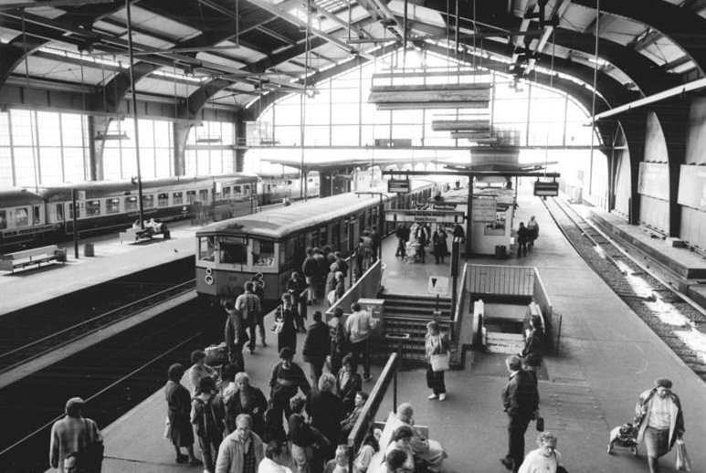 File:Bundesarchiv Bild 183-1990-0403-310, Berlin, Bahnhof Friedrichstraße.jpg