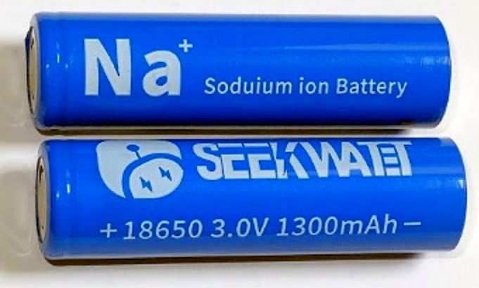 Archivo:Sodium-ion battery (size 18650).jpg