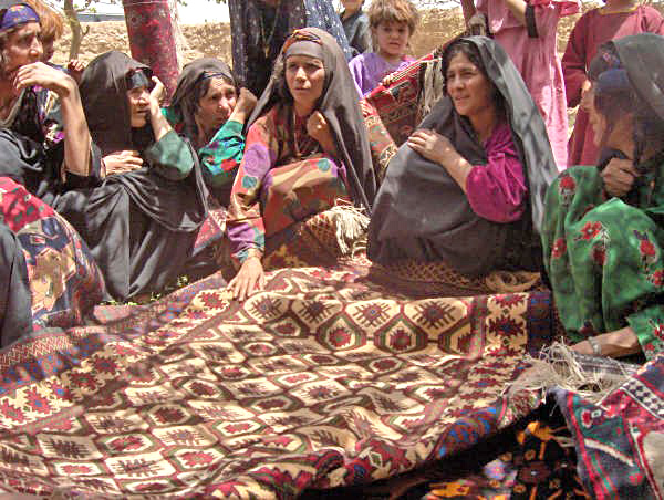 Файл:Afghan rug weavers.jpg