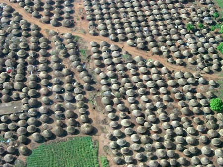 Archivo:Kitgum IDP camp from the air, Uganda.jpg