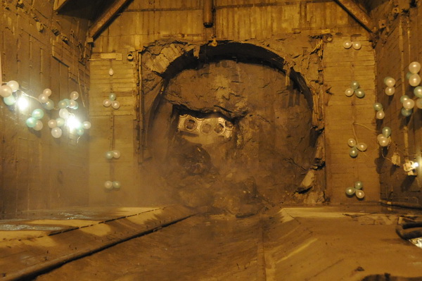 Файл:Ekaterinburg's metro tunnel connection.jpg