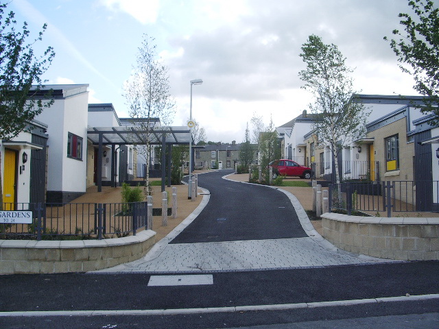 File:Hirst Gardens, Burnley - geograph.org.uk - 992919.jpg