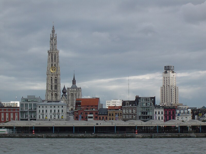 Archivo:Antwerpen from Scheldt.jpg