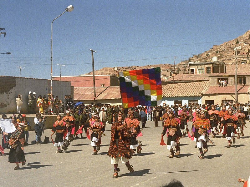 File:Desfile con Wiphala 2.jpg