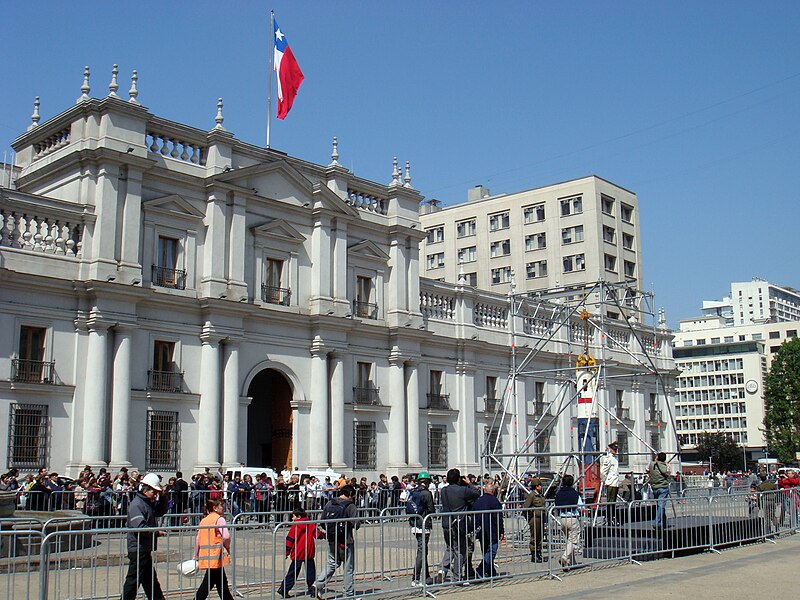 File:Fénix-2 y La Moneda.jpg