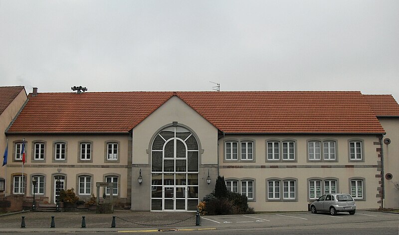 Archivo:Mittelbronn, Mairie et l'école.jpg