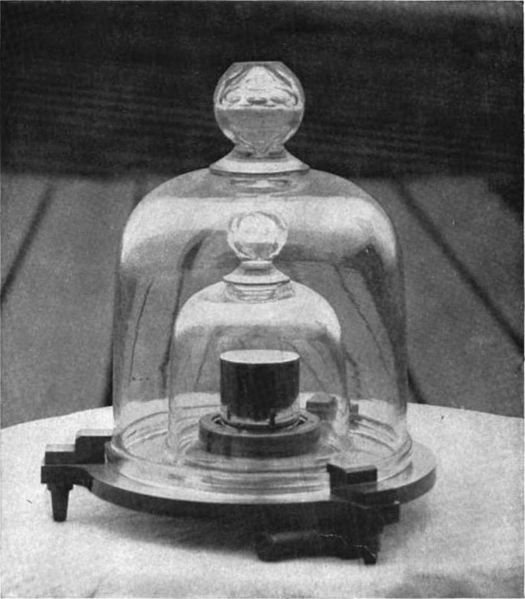 Archivo:Standard kilogram, 2.jpg