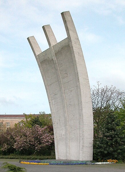 File:Berlin Tempelhof Luftbrueckendenkmal.jpg