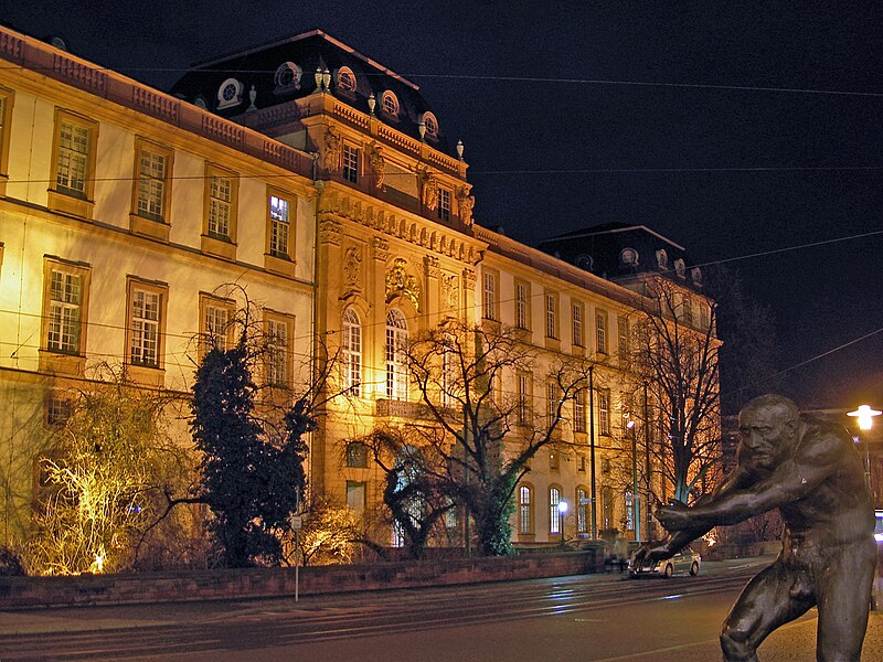 Файл:Darmstadt-Schloss Marktplatz.jpg